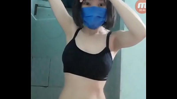 Lên mạng livestream bán áo vú
