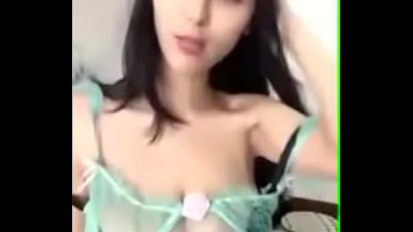 Cô nàng xinh khoe vú đẹp