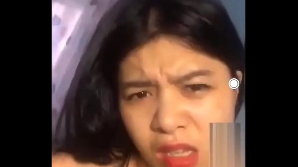 Em gái mặt chảnh chọe live khoe lồn