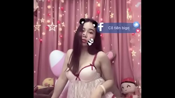 Em gái xinh mặc váy ngủ live bigo